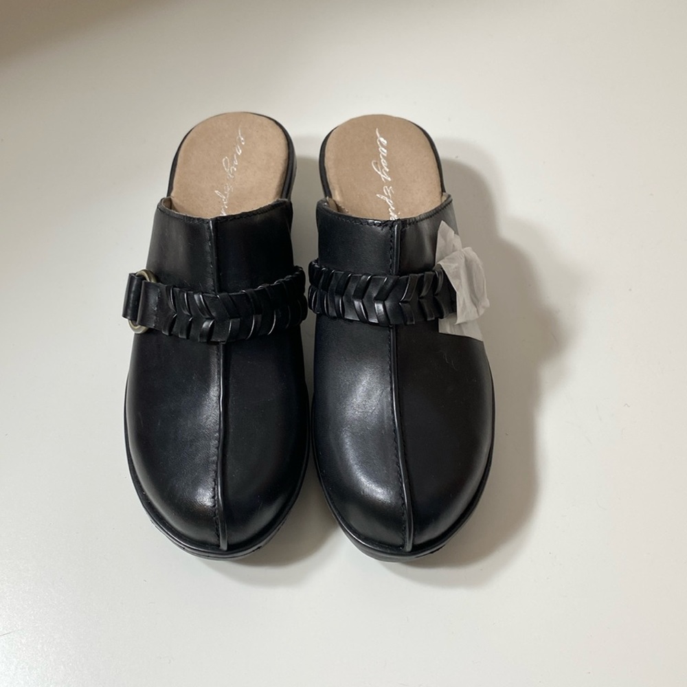NWOB Easy Spirit Pierson black smooth leather clog, size 5.5